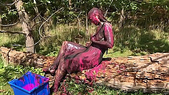 Une Belle Fille Se Fait Couvrir De Boue, De Slime Et De Flingue Dans Une Vidéo Rose Chaude