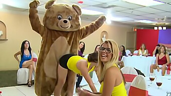 Urso É Fodido Na Cara E Coberto De Porra Na Festa De Despedida De Solteira Da Cfnm