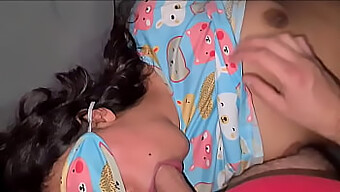 Follando Un Coño Afeitado: La Hermanastra Pequeña Recibe Una Follada En Su Estrecho Ano